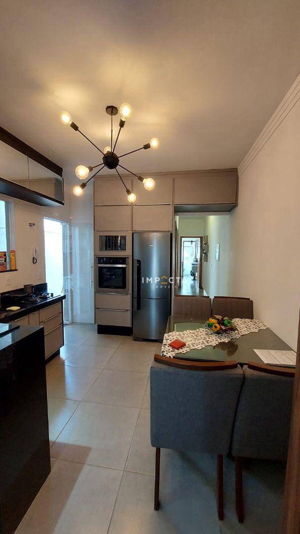 Casa à venda com 2 quartos, 94m² - Foto 2