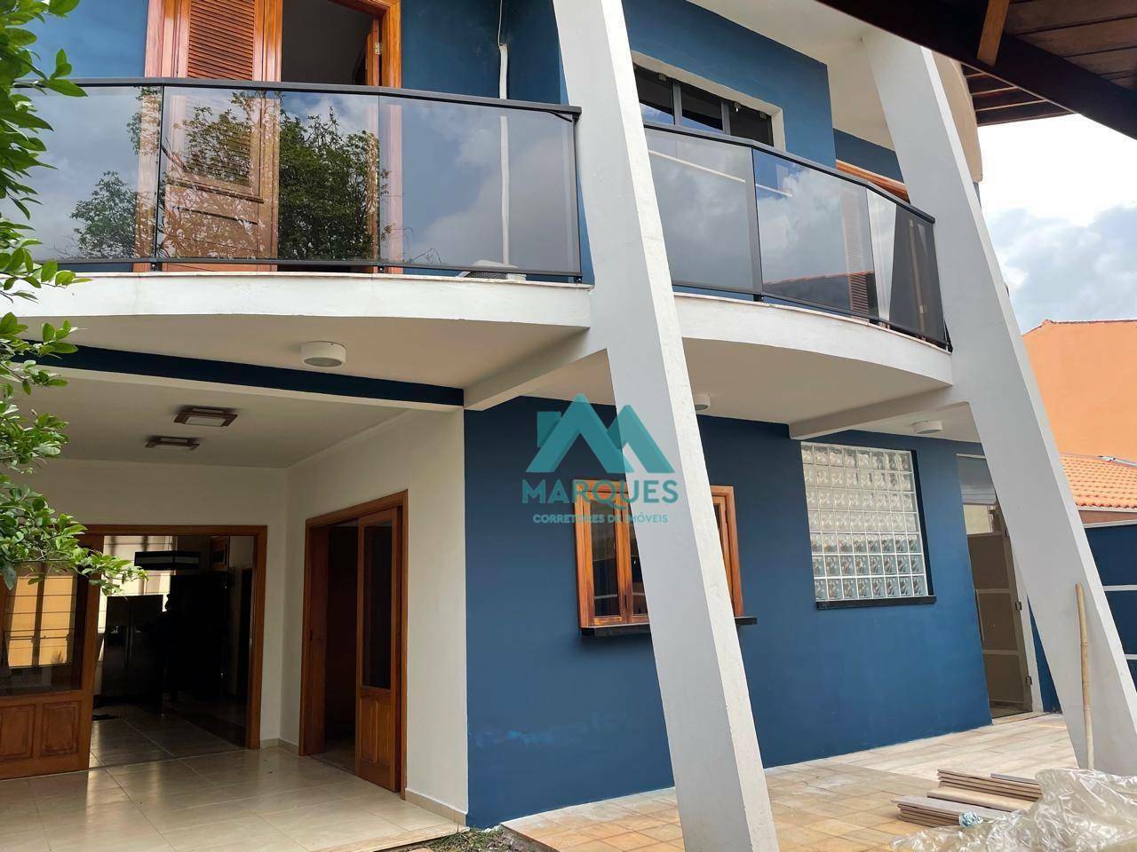 Sobrado à venda com 3 quartos, 390m² - Foto 1