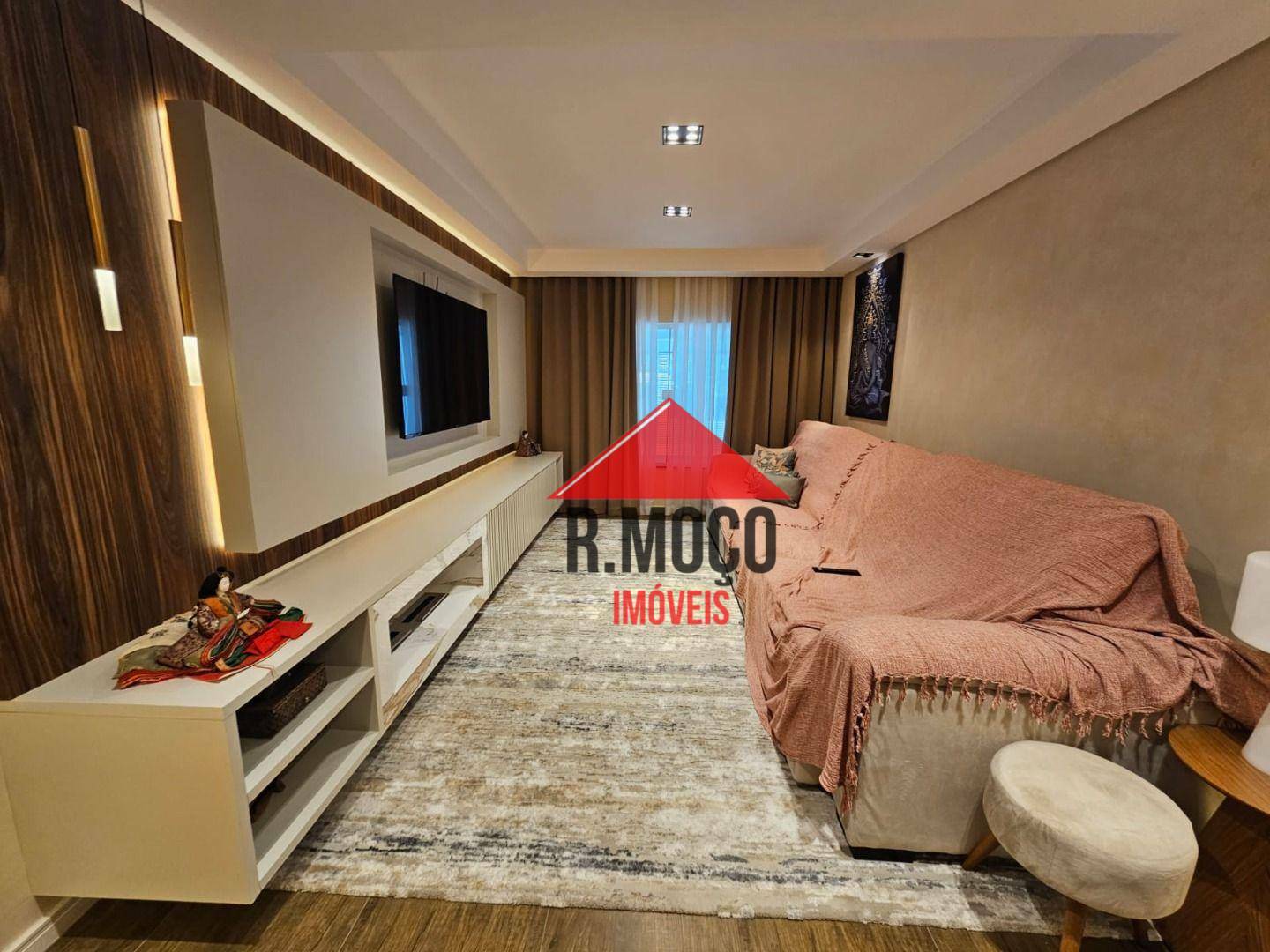 Sobrado à venda com 5 quartos, 205m² - Foto 1