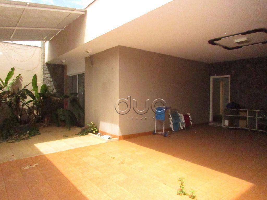 Casa para alugar com 3 quartos, 234m² - Foto 2