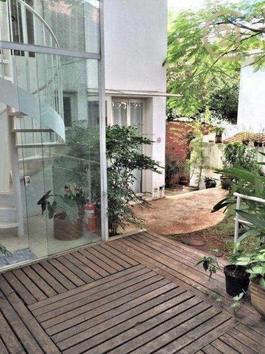 Sobrado à venda com 9 quartos, 325m² - Foto 1