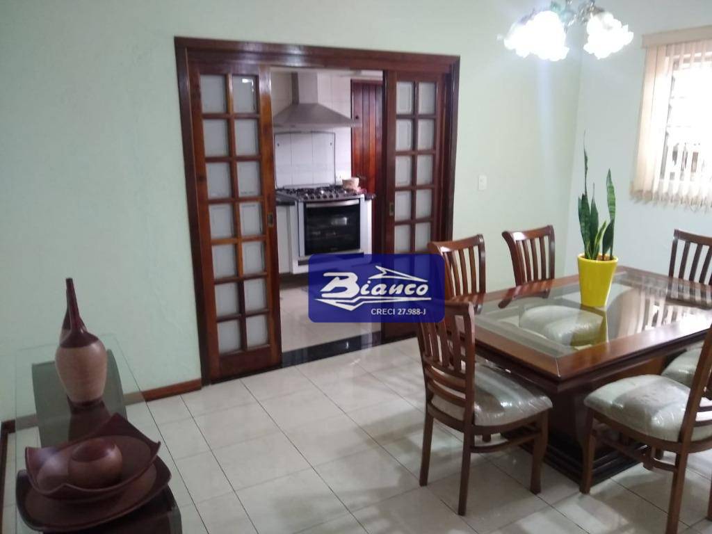 Sobrado à venda com 4 quartos, 240m² - Foto 1