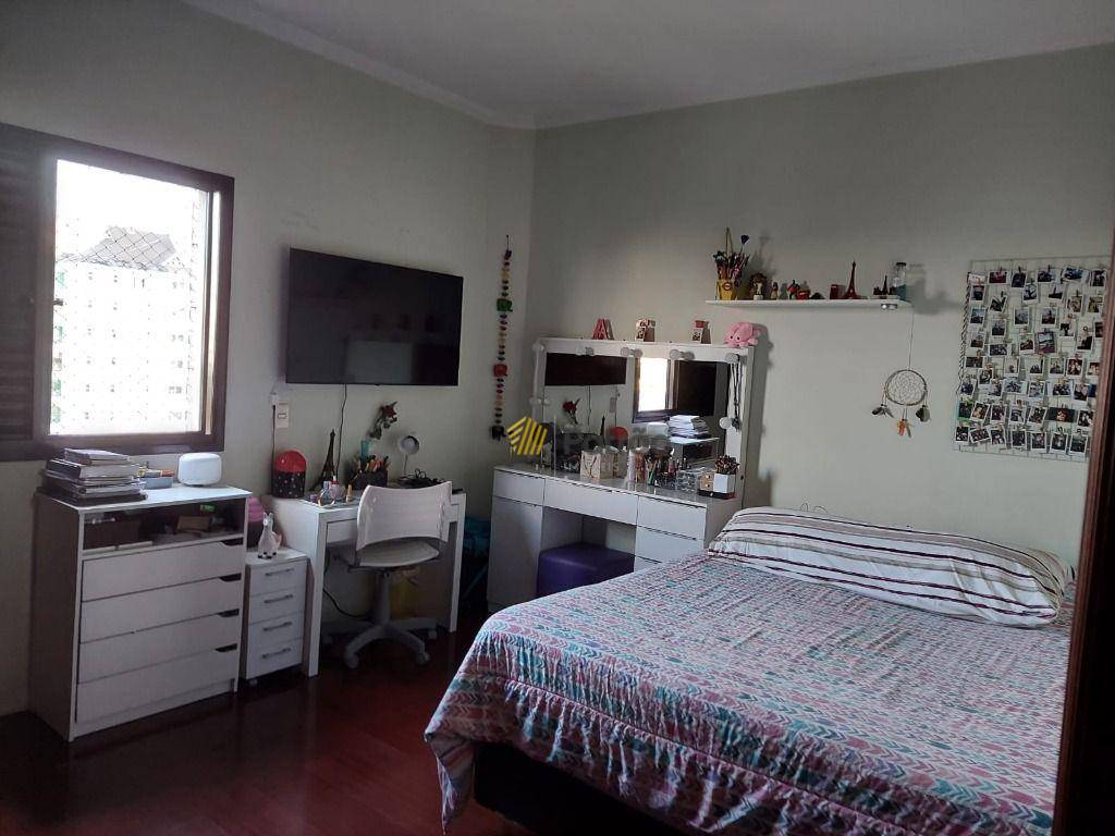 Apartamento à venda com 4 quartos, 226m² - Foto 2