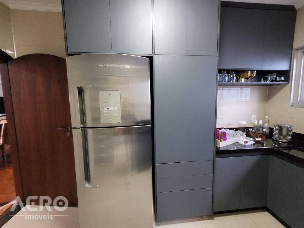 Casa à venda com 3 quartos, 263m² - Foto 7