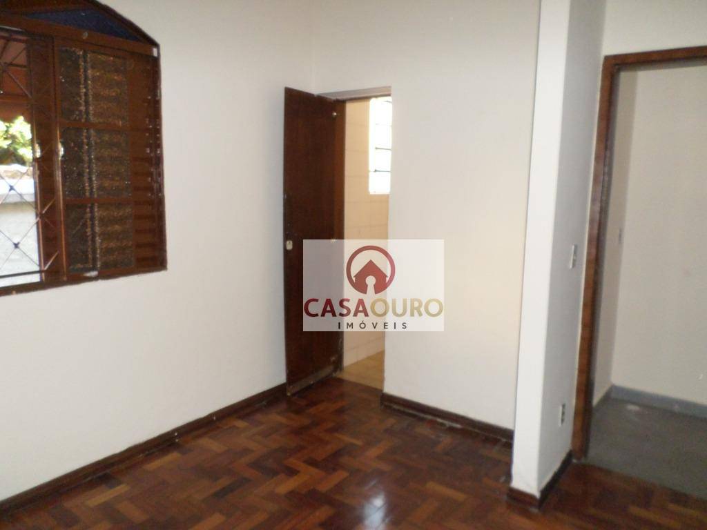 Casa à venda com 6 quartos, 200m² - Foto 19