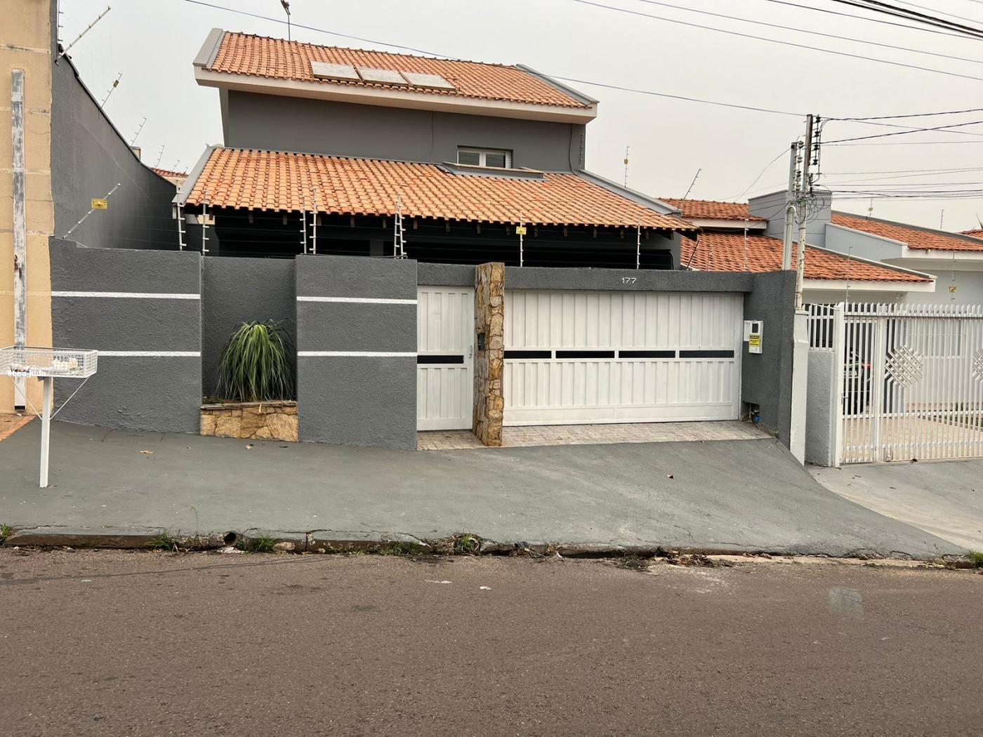 Casa à venda com 4 quartos, 250m² - Foto 2