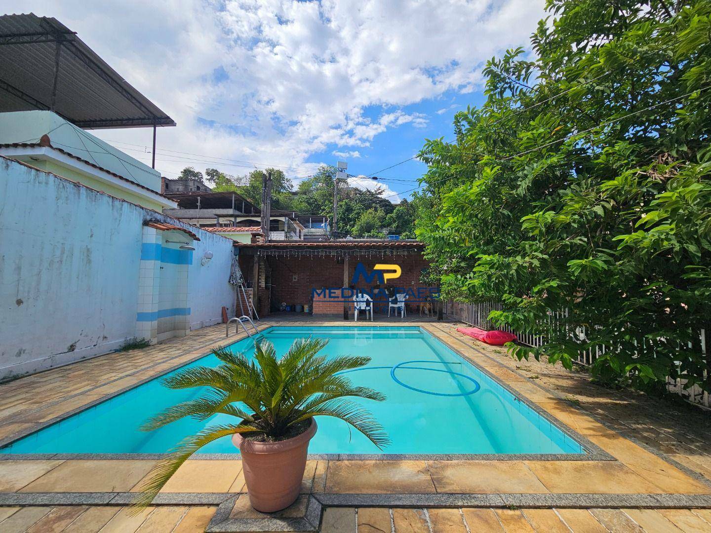 Casa à venda com 3 quartos, 195m² - Foto 1