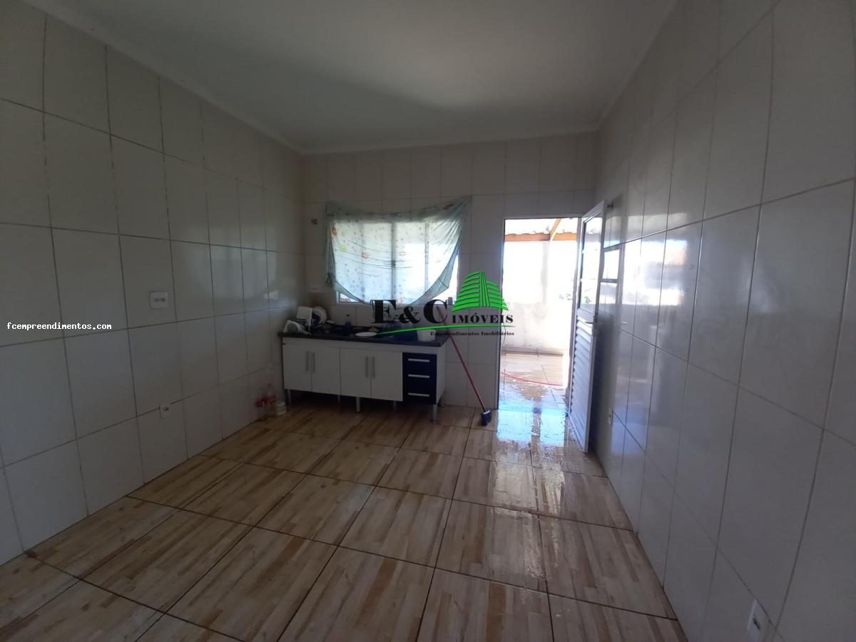 Casa à venda com 3 quartos, 200m² - Foto 1