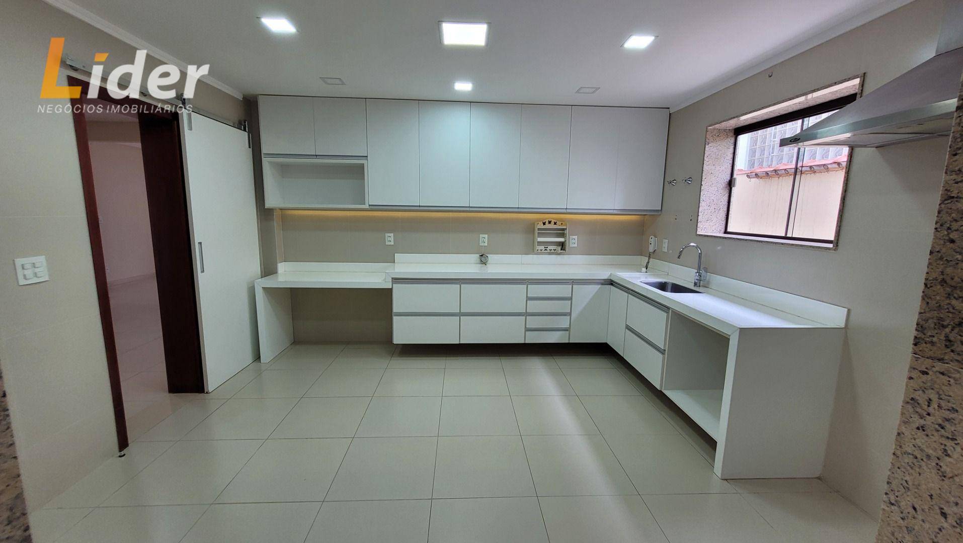 Casa à venda com 4 quartos, 279m² - Foto 12