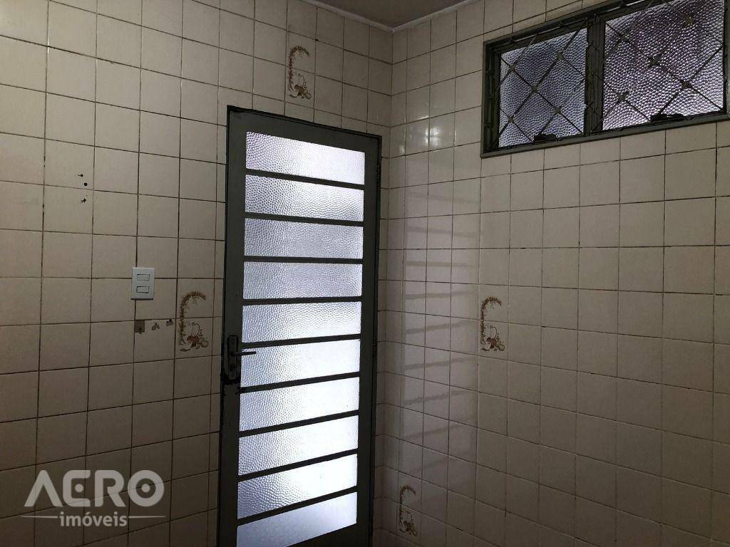 Casa para alugar com 3 quartos, 90m² - Foto 13