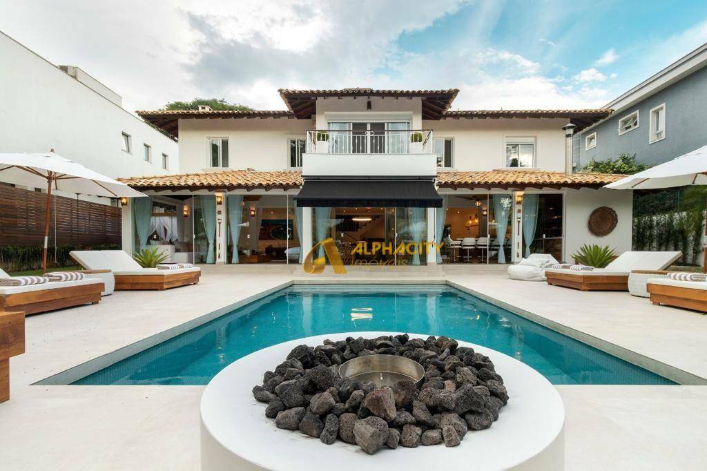 Casa de Condomínio à venda com 4 quartos, 580m² - Foto 1