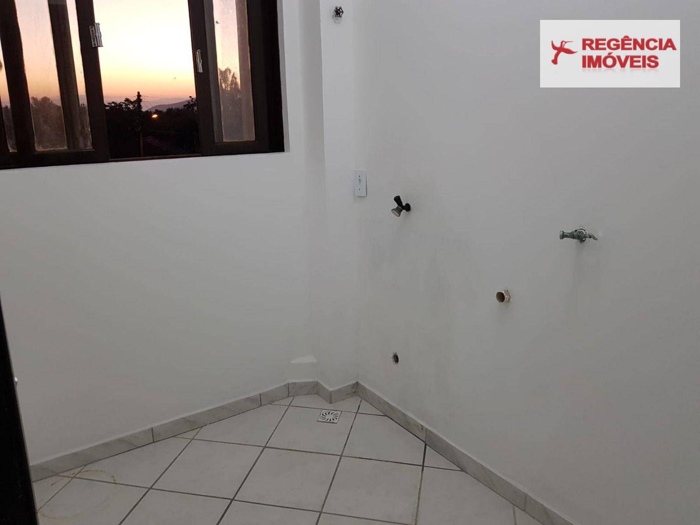 Casa à venda com 9 quartos, 550m² - Foto 2