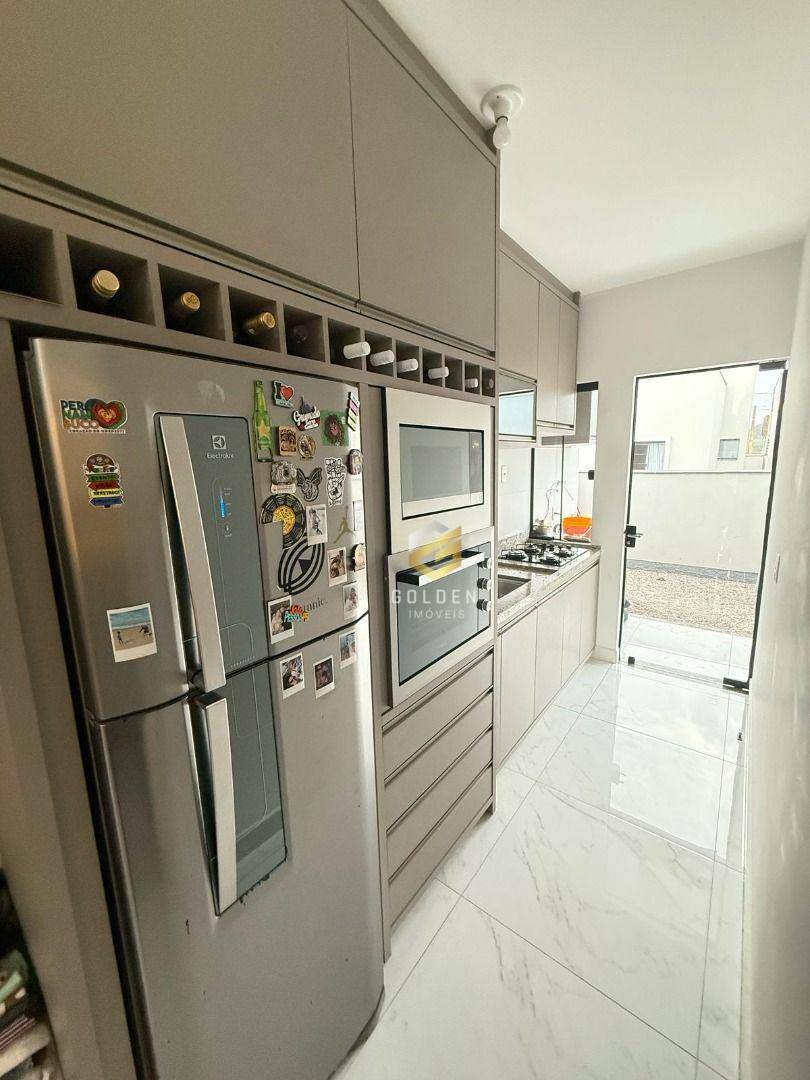 Casa à venda com 2 quartos, 67m² - Foto 8