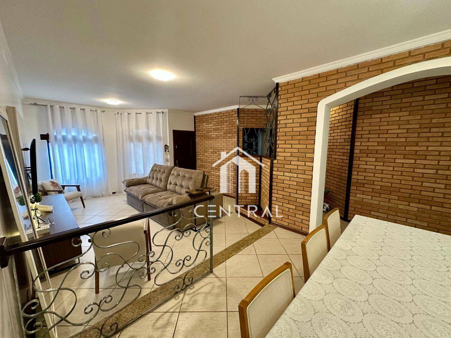 Casa à venda com 3 quartos, 219m² - Foto 1