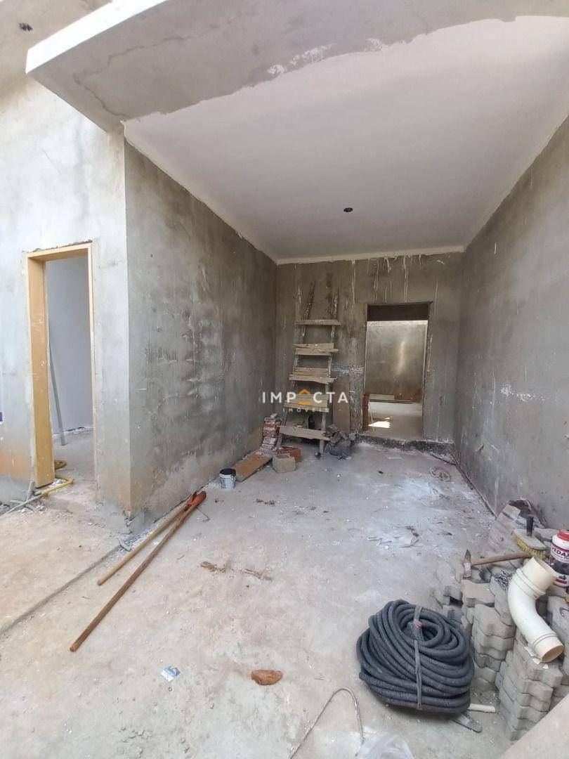 Casa à venda com 3 quartos, 100m² - Foto 1