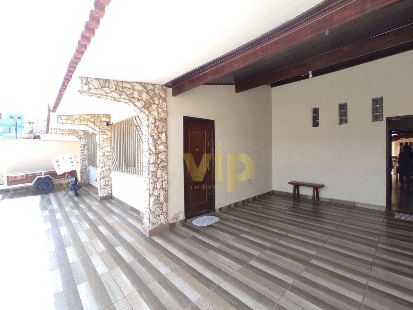 Casa à venda com 3 quartos, 205m² - Foto 1