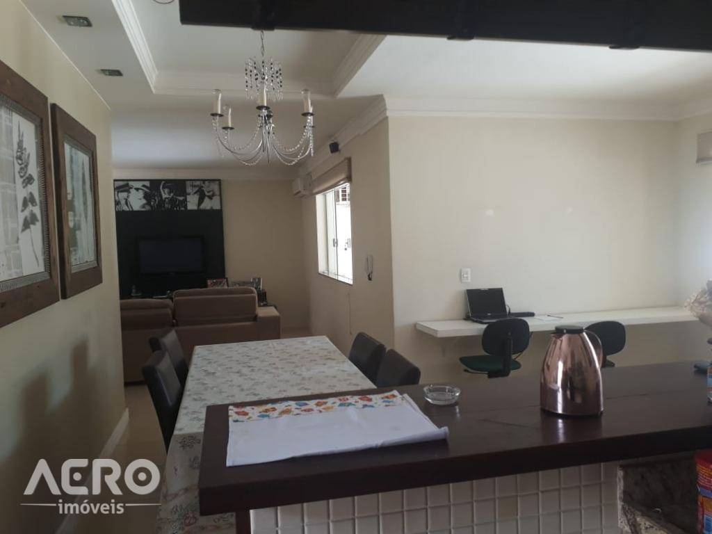 Casa à venda com 3 quartos, 200m² - Foto 2