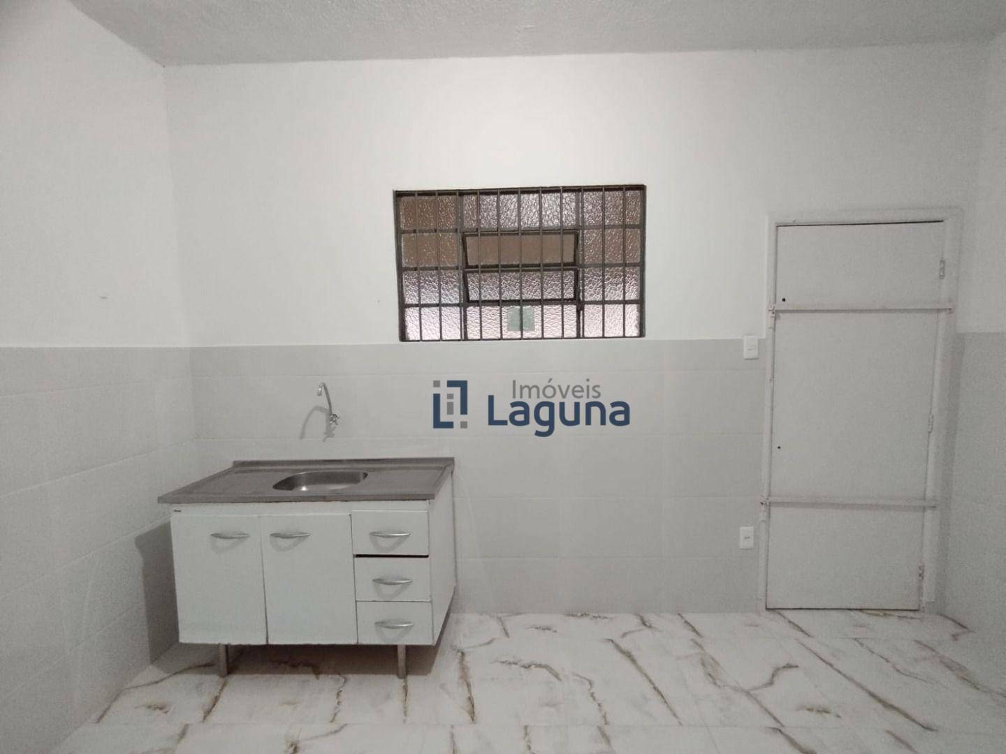 Casa para alugar com 2 quartos, 200m² - Foto 14