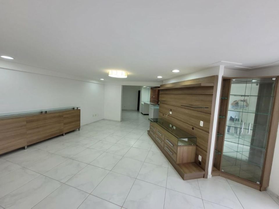 Apartamento à venda com 4 quartos, 210m² - Foto 1