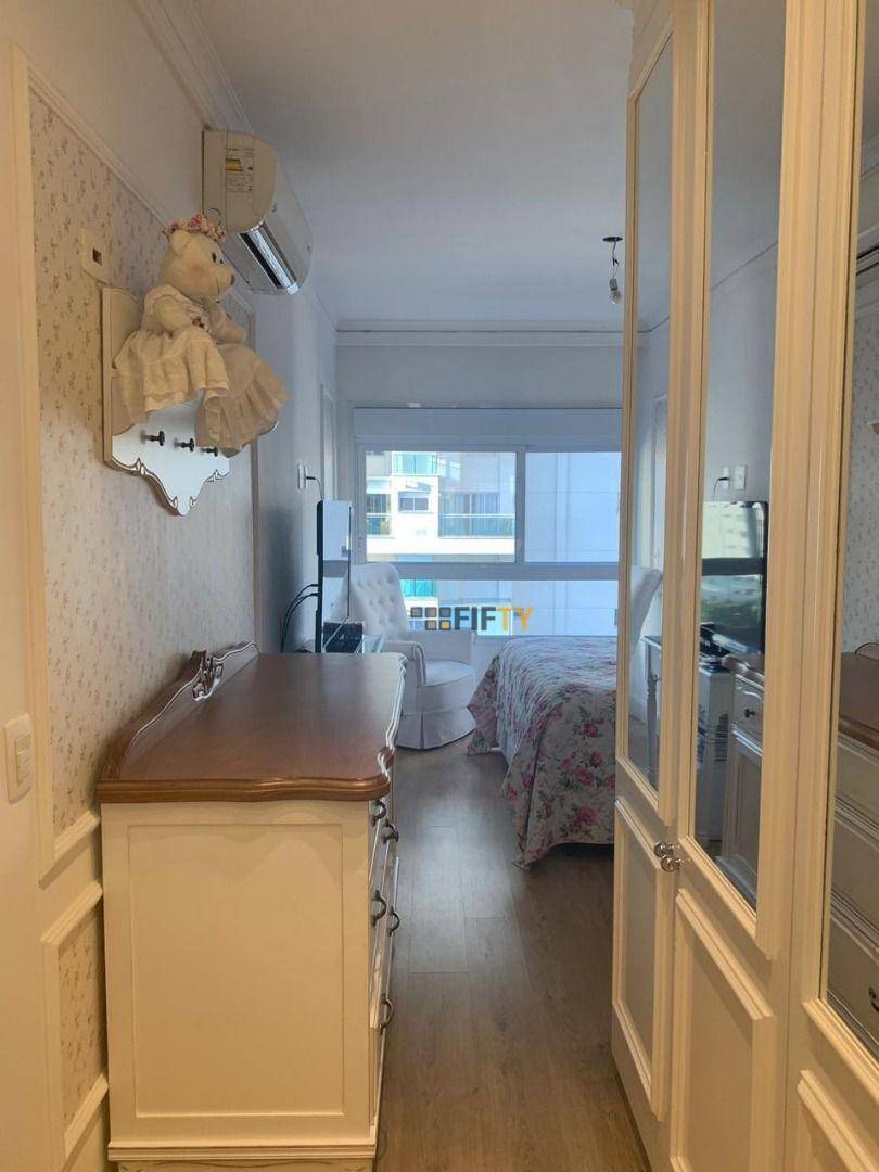 Apartamento para alugar com 3 quartos, 210m² - Foto 11