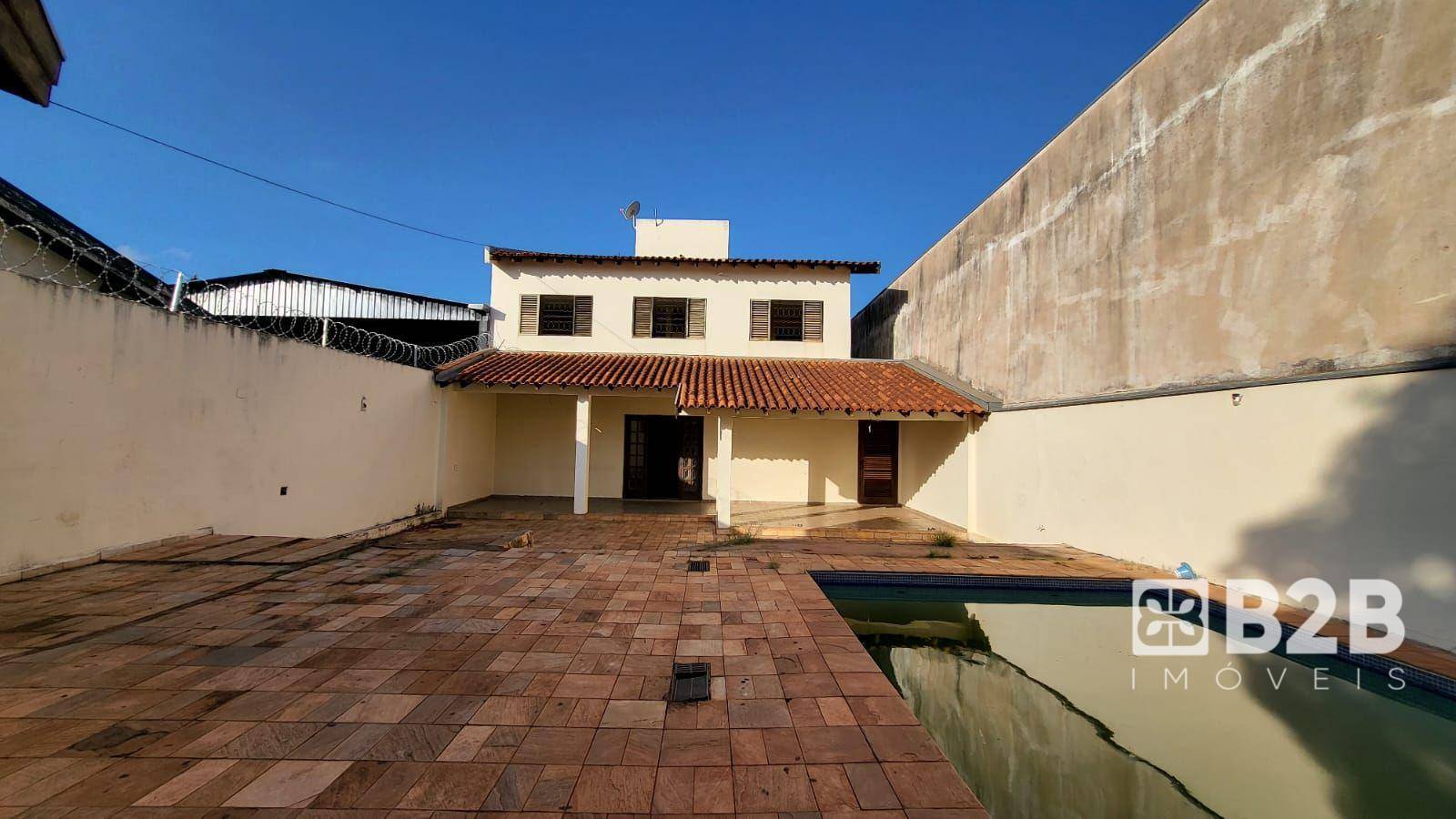 Casa para alugar com 6 quartos, 416m² - Foto 1