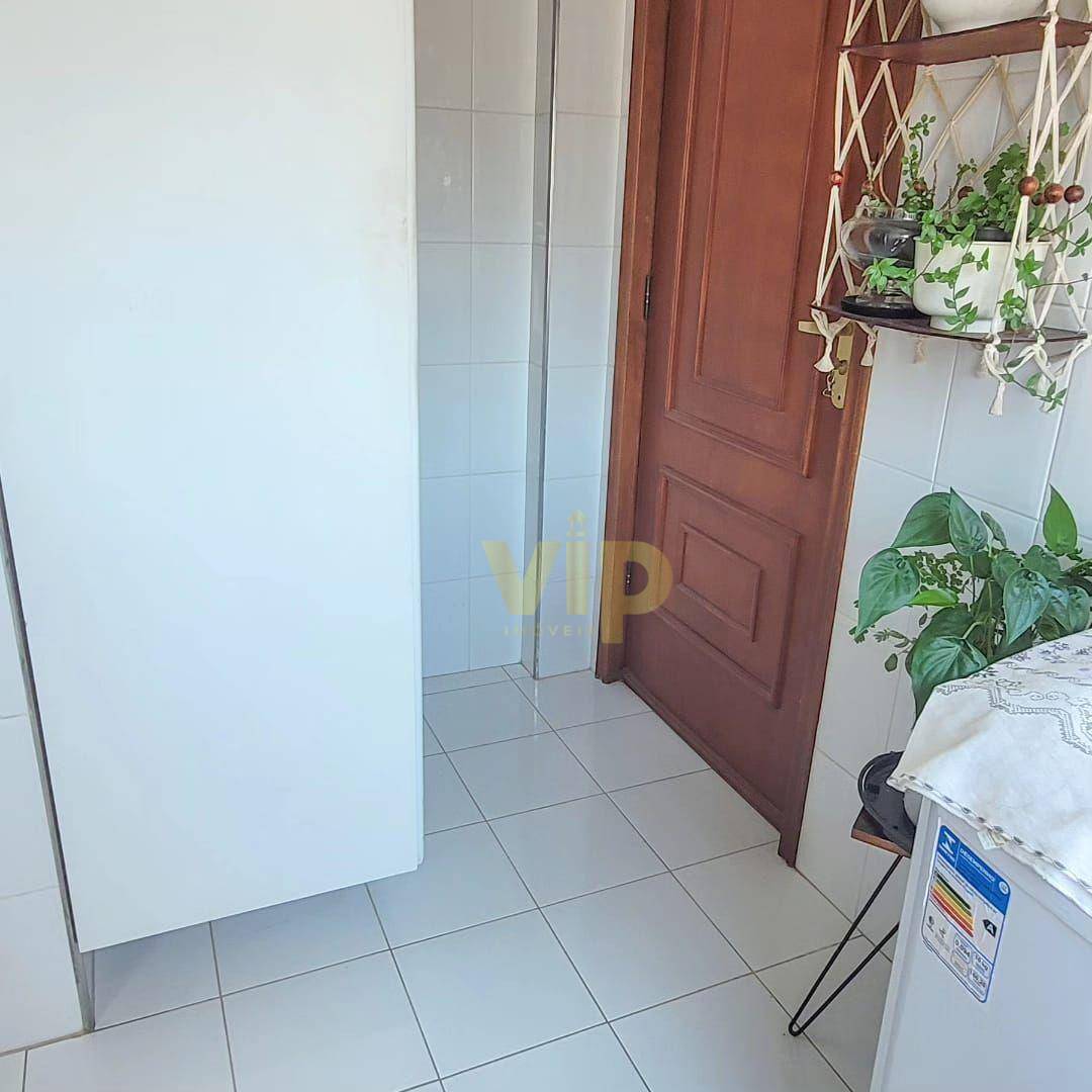 Apartamento à venda com 3 quartos, 140m² - Foto 2