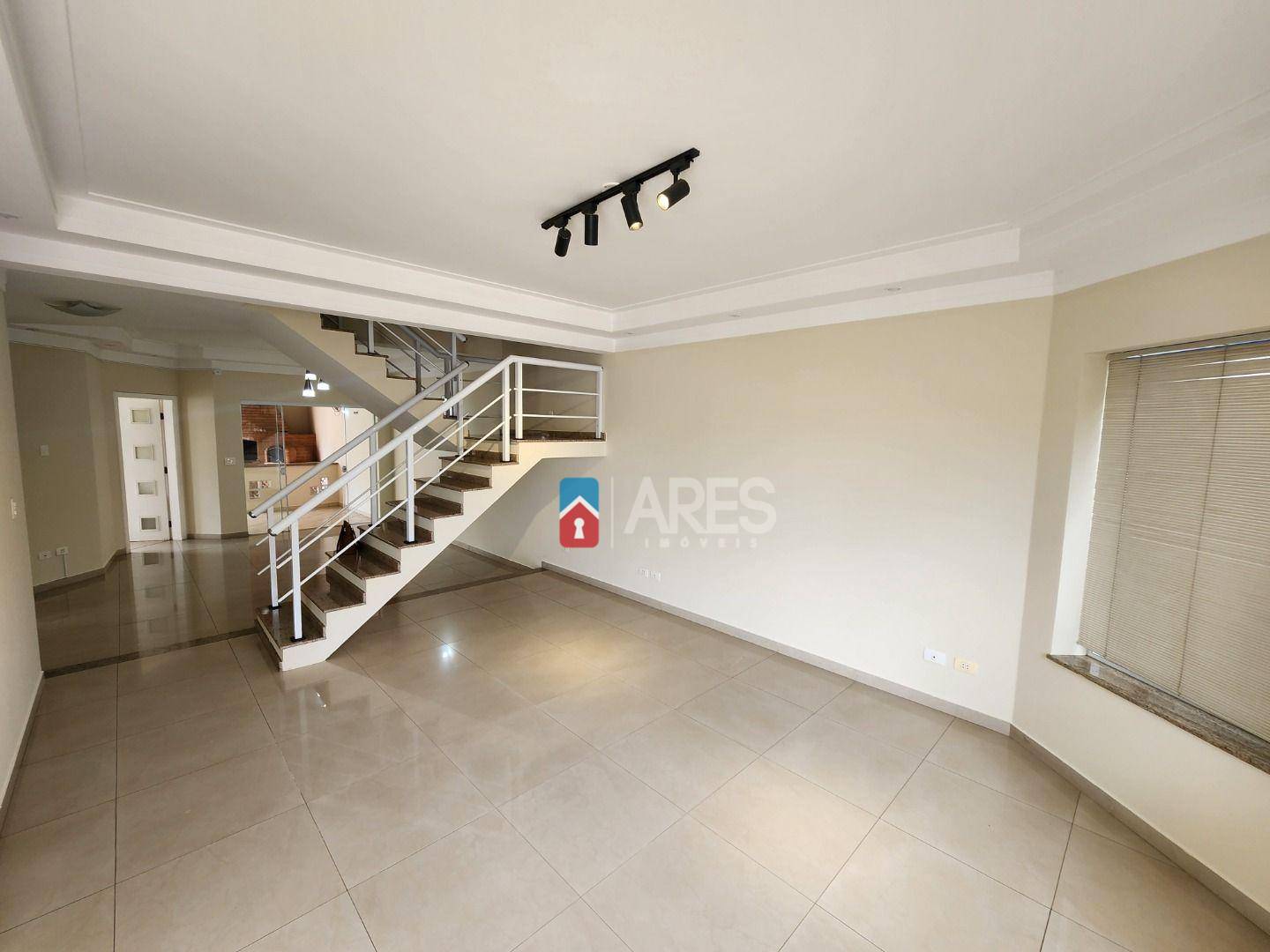 Casa para alugar com 4 quartos, 287m² - Foto 3