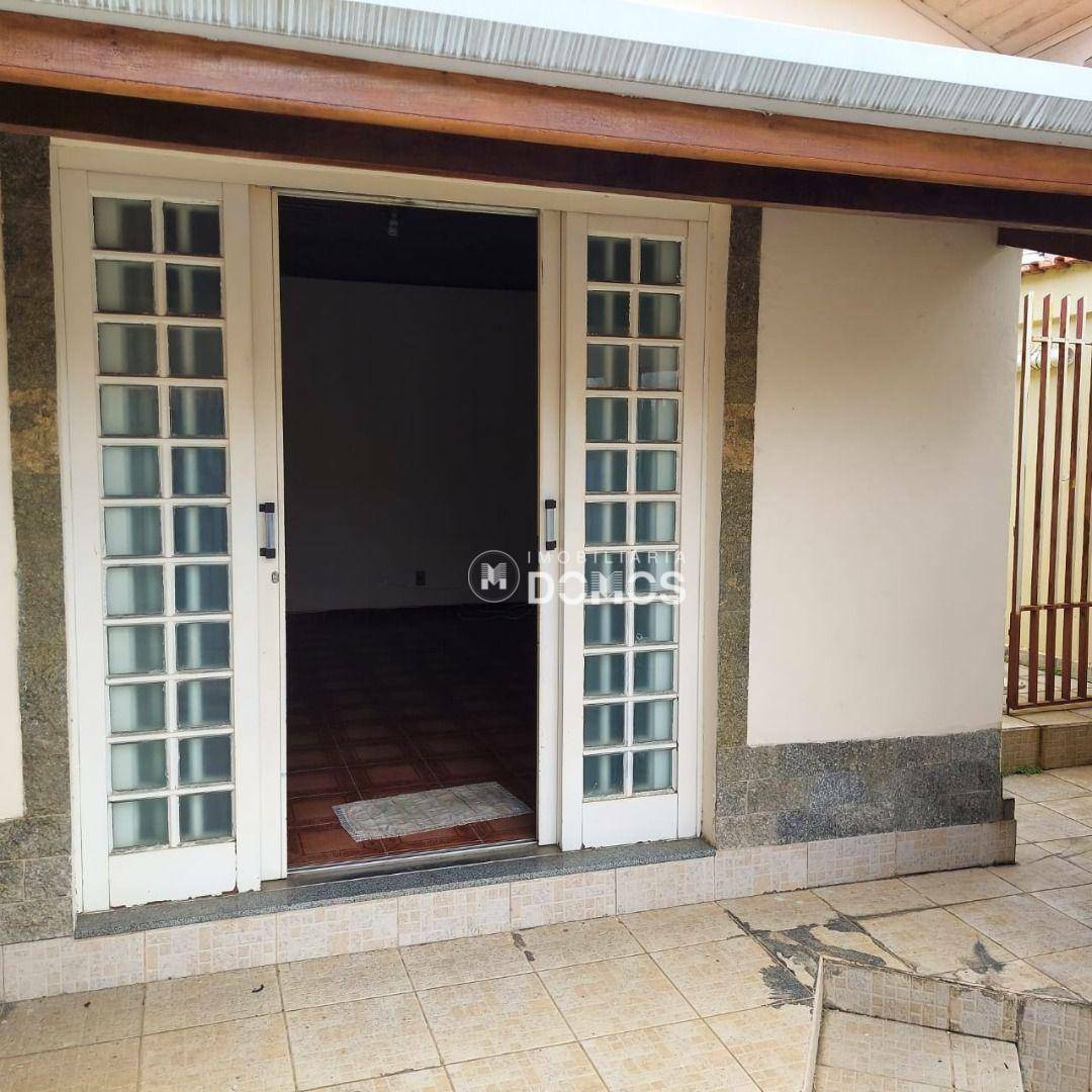 Casa à venda com 4 quartos, 180m² - Foto 1