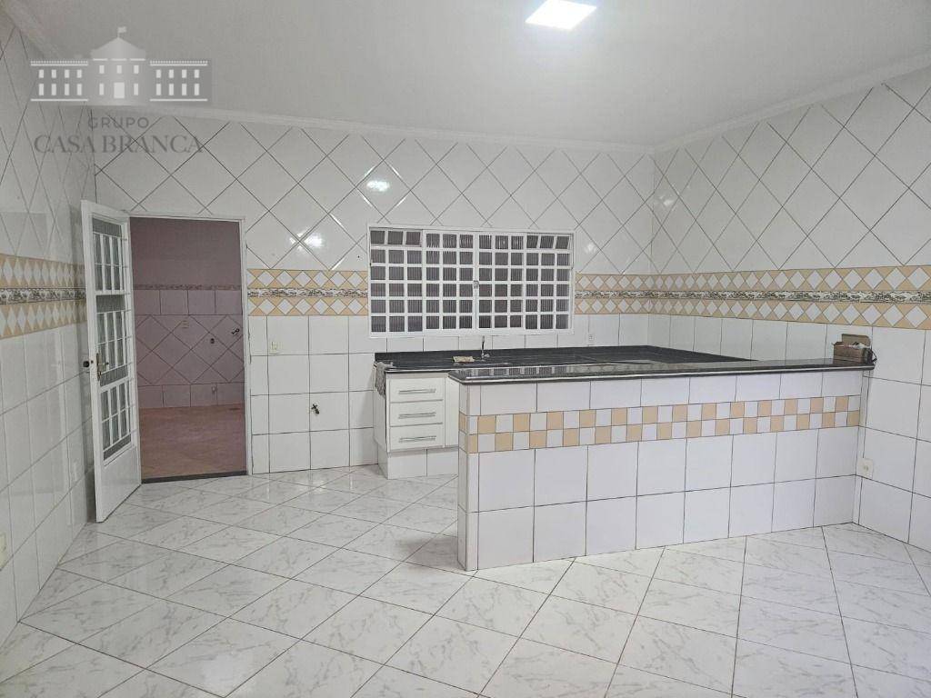 Casa à venda e aluguel com 3 quartos, 200m² - Foto 8