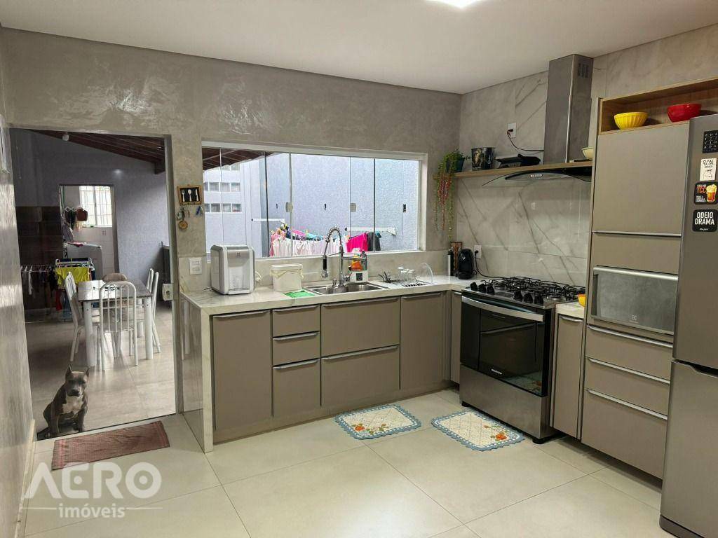 Casa à venda com 2 quartos, 200m² - Foto 1