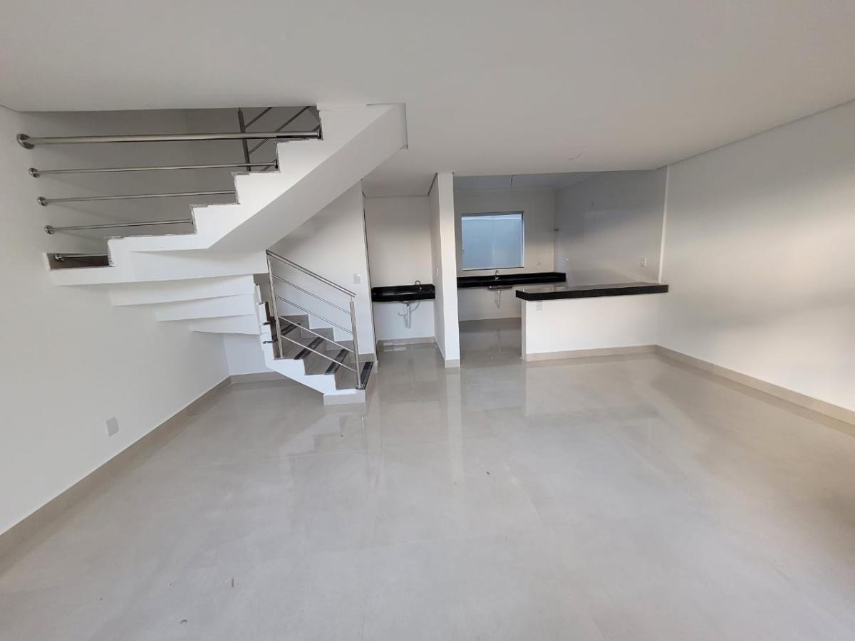 Casa à venda com 3 quartos, 120m² - Foto 1