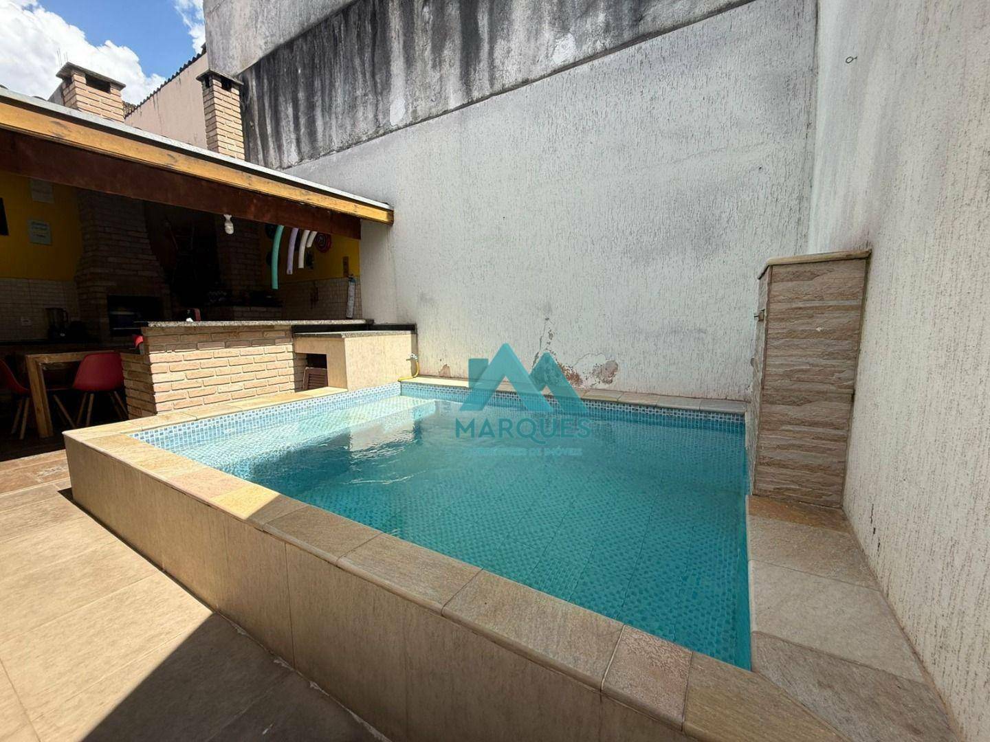 Casa à venda com 3 quartos, 132m² - Foto 1
