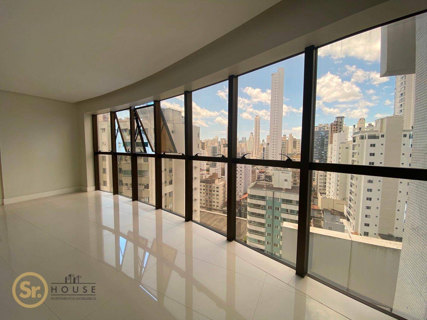 Apartamento à venda com 3 quartos, 130m² - Foto 1