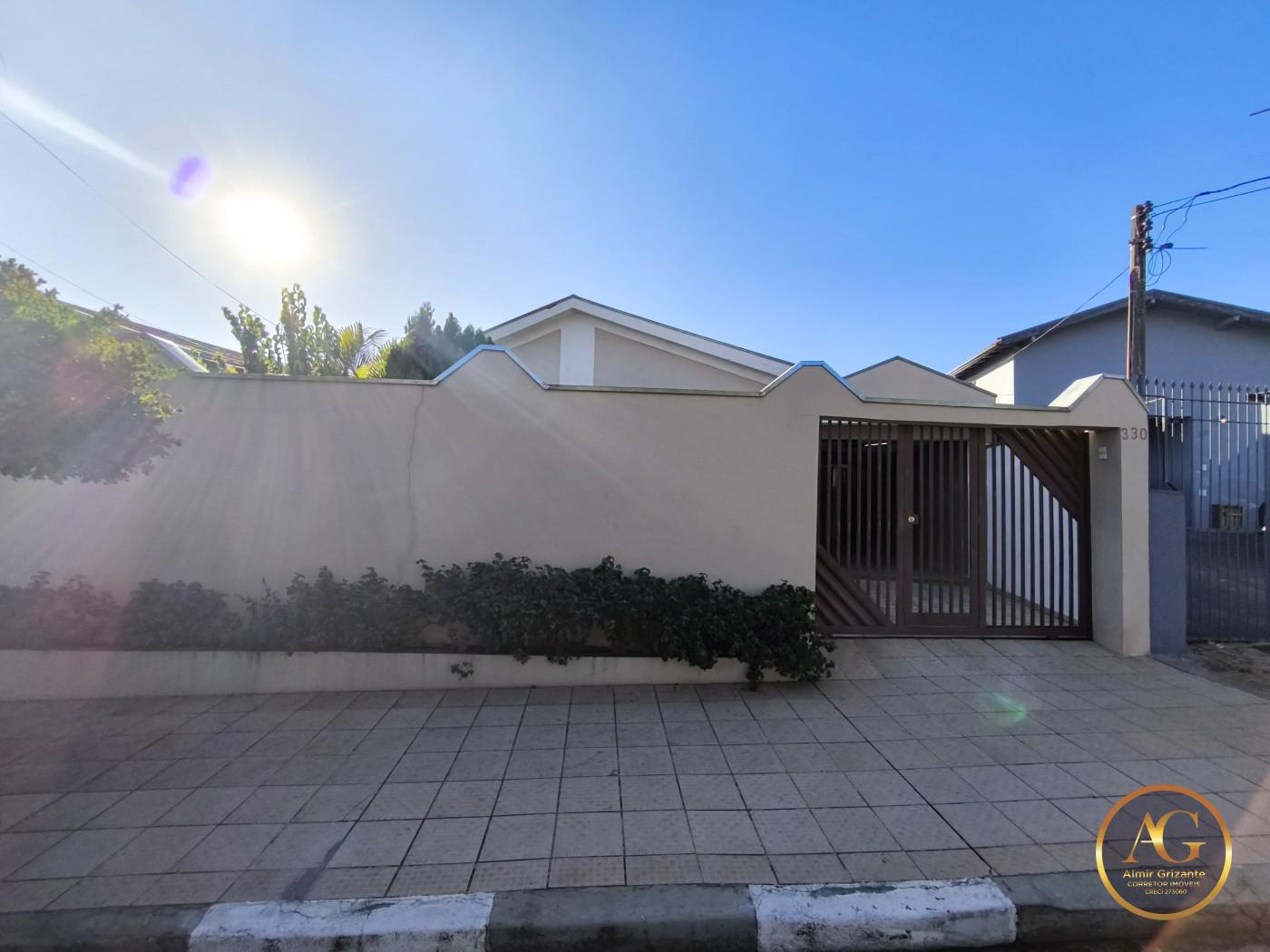 Casa à venda com 3 quartos, 198m² - Foto 1