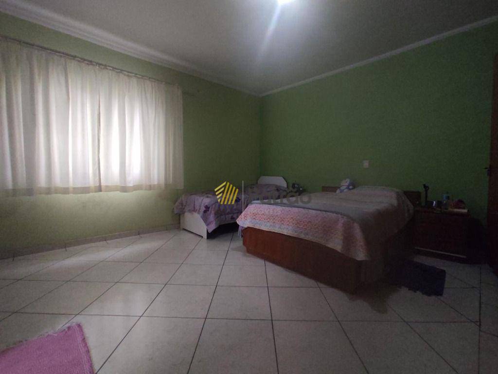 Sobrado à venda com 3 quartos, 237m² - Foto 11