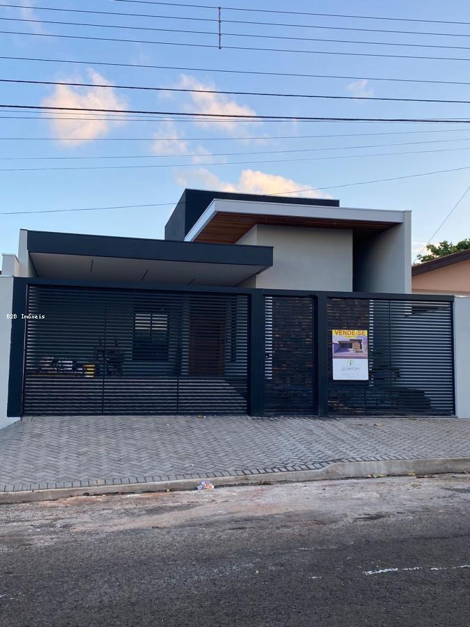 Casa à venda com 3 quartos, 185m² - Foto 1