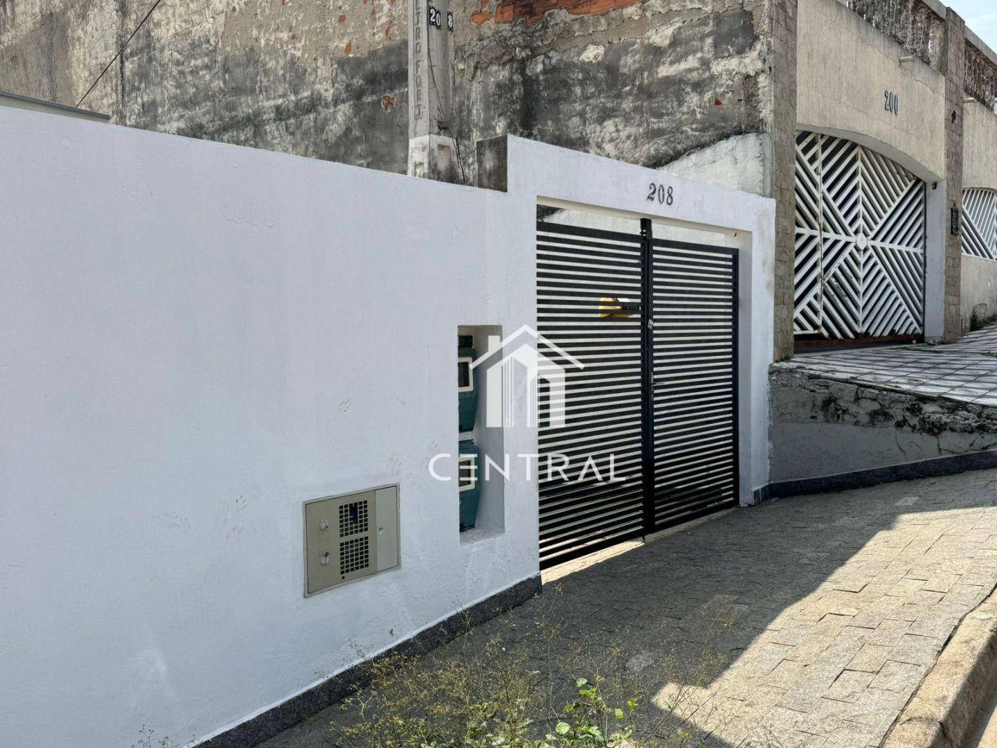 Casa à venda com 4 quartos, 250m² - Foto 1