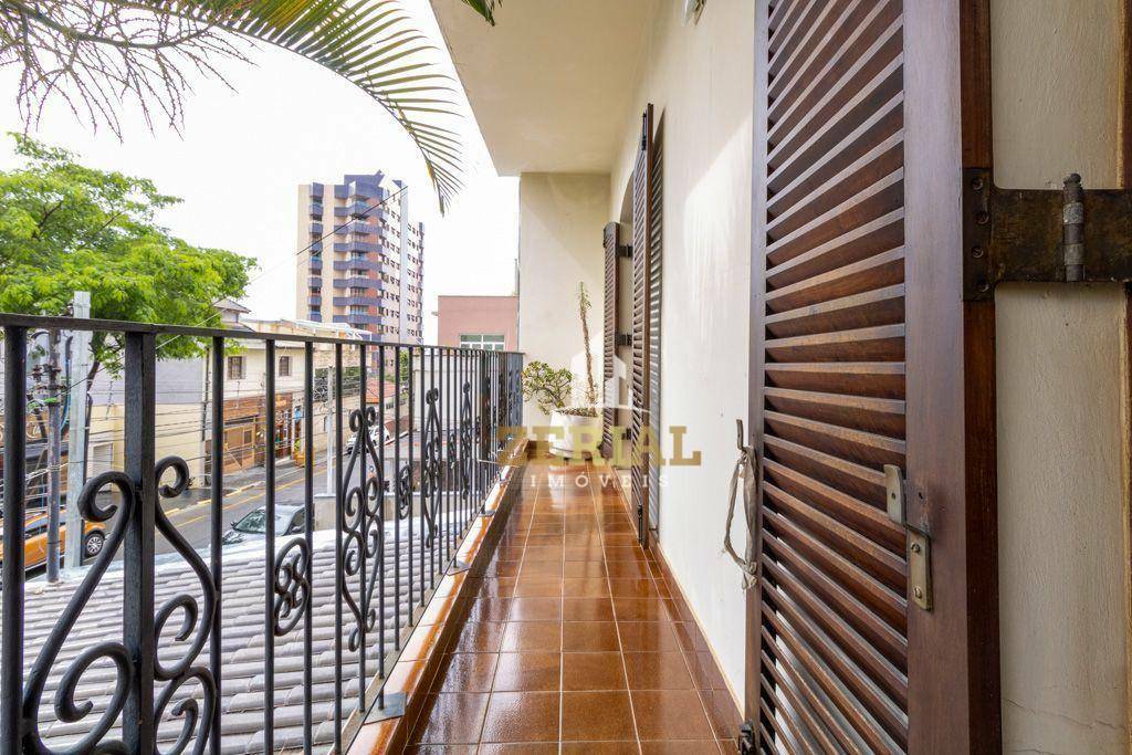 Casa à venda com 3 quartos, 259m² - Foto 1