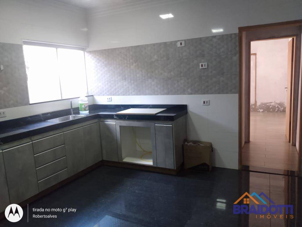 Casa à venda com 3 quartos, 198m² - Foto 1