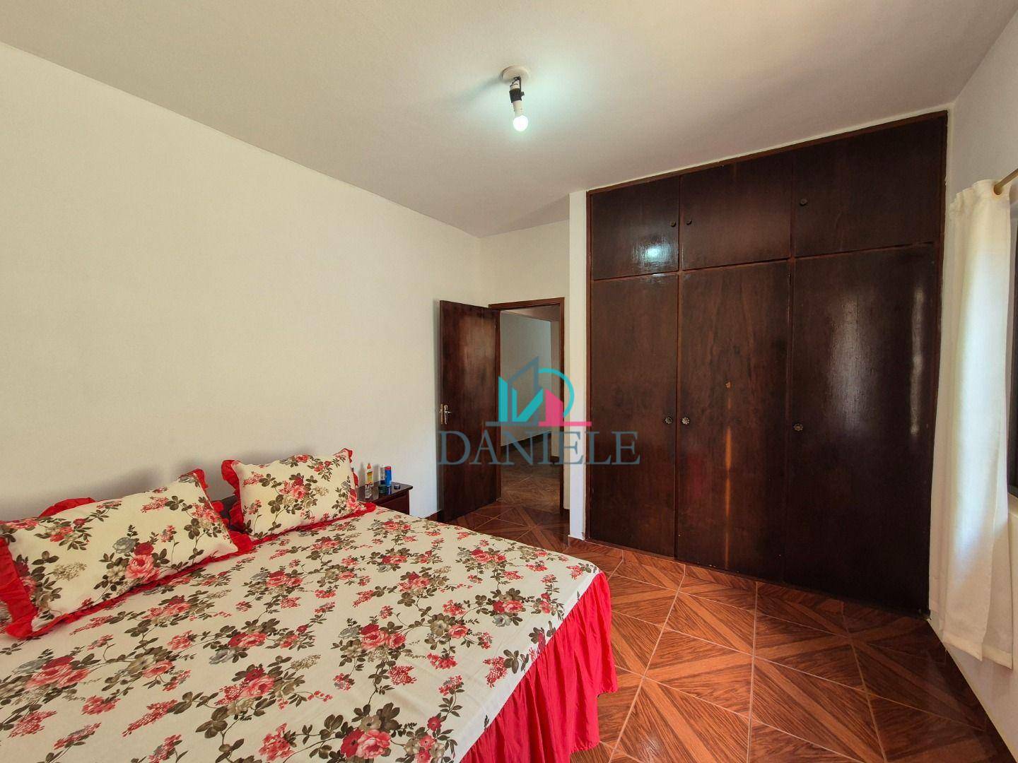 Casa à venda com 3 quartos, 232m² - Foto 9