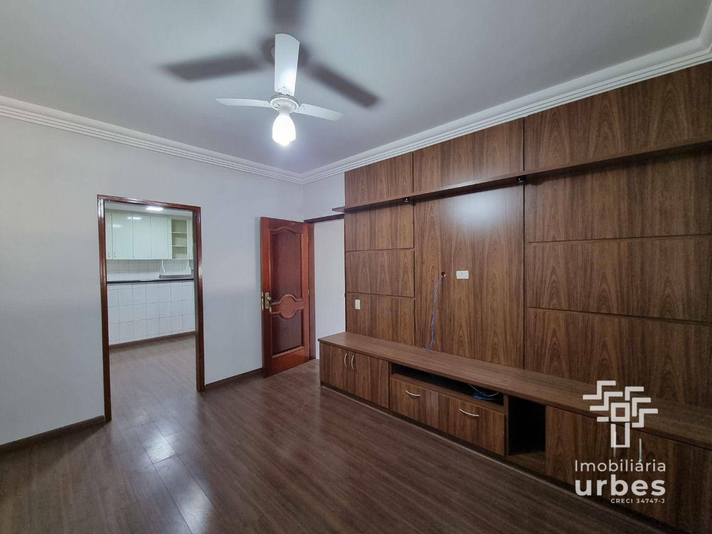 Casa à venda com 3 quartos, 210m² - Foto 1