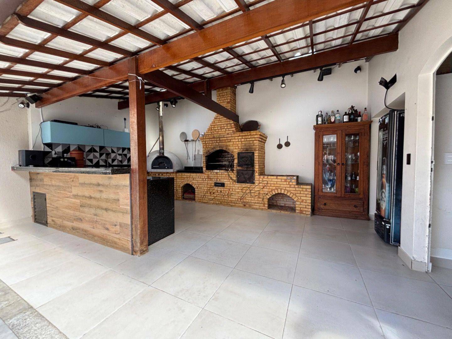 Casa à venda e aluguel com 4 quartos, 265m² - Foto 2