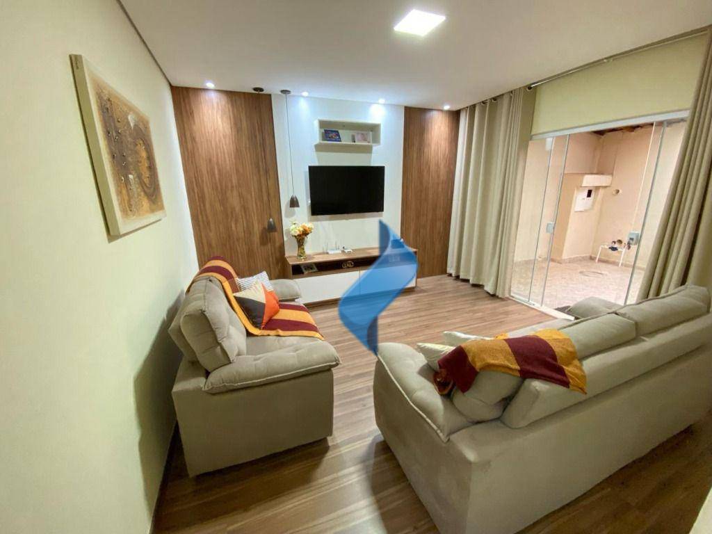 Casa à venda com 3 quartos, 214m² - Foto 1