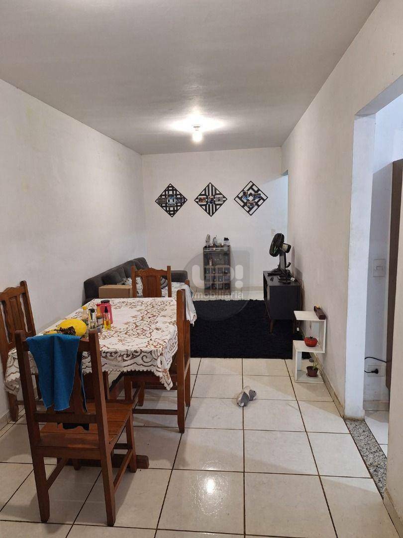 Casa à venda com 3 quartos, 60m² - Foto 1