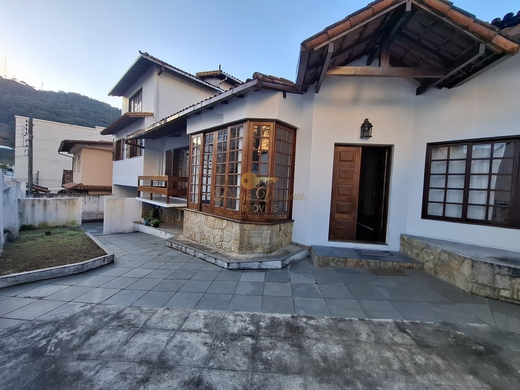 Casa para alugar com 5 quartos, 296m² - Foto 2