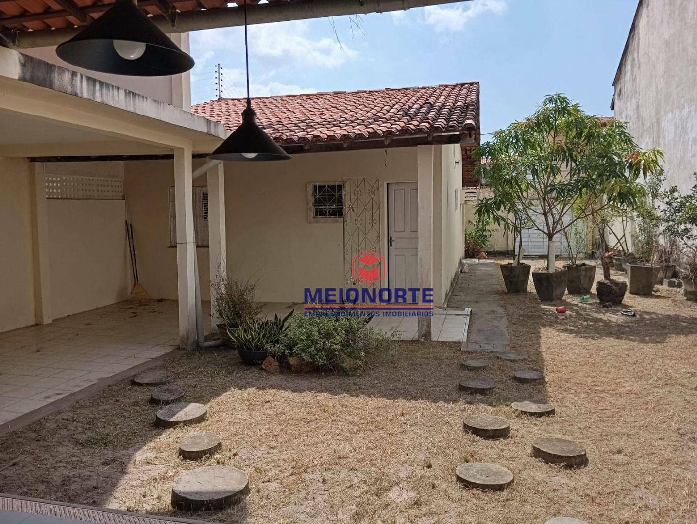 Casa à venda com 4 quartos, 210m² - Foto 2