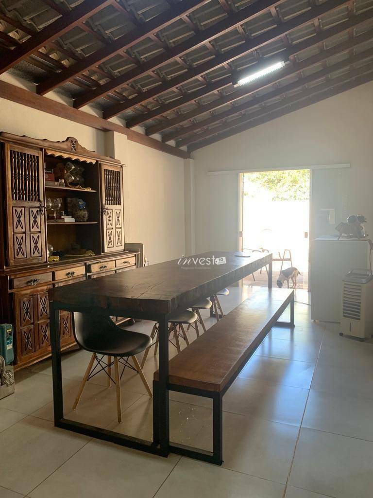 Casa à venda com 2 quartos, 100m² - Foto 1