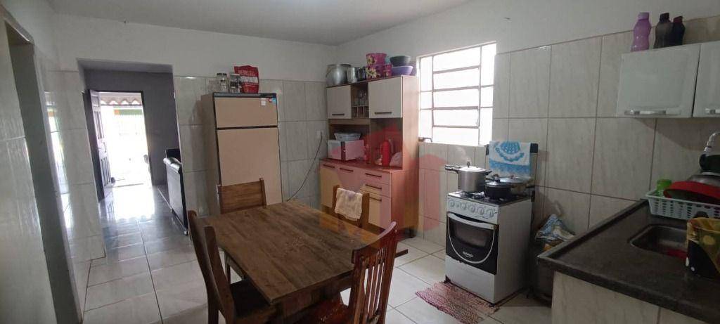 Casa à venda com 5 quartos, 100m² - Foto 1