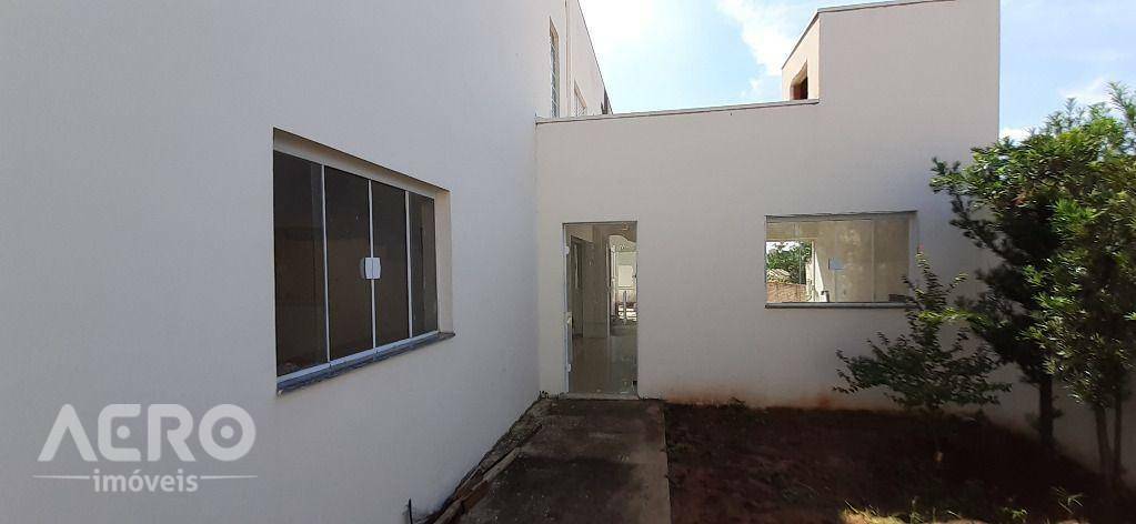 Casa à venda com 4 quartos, 220m² - Foto 1