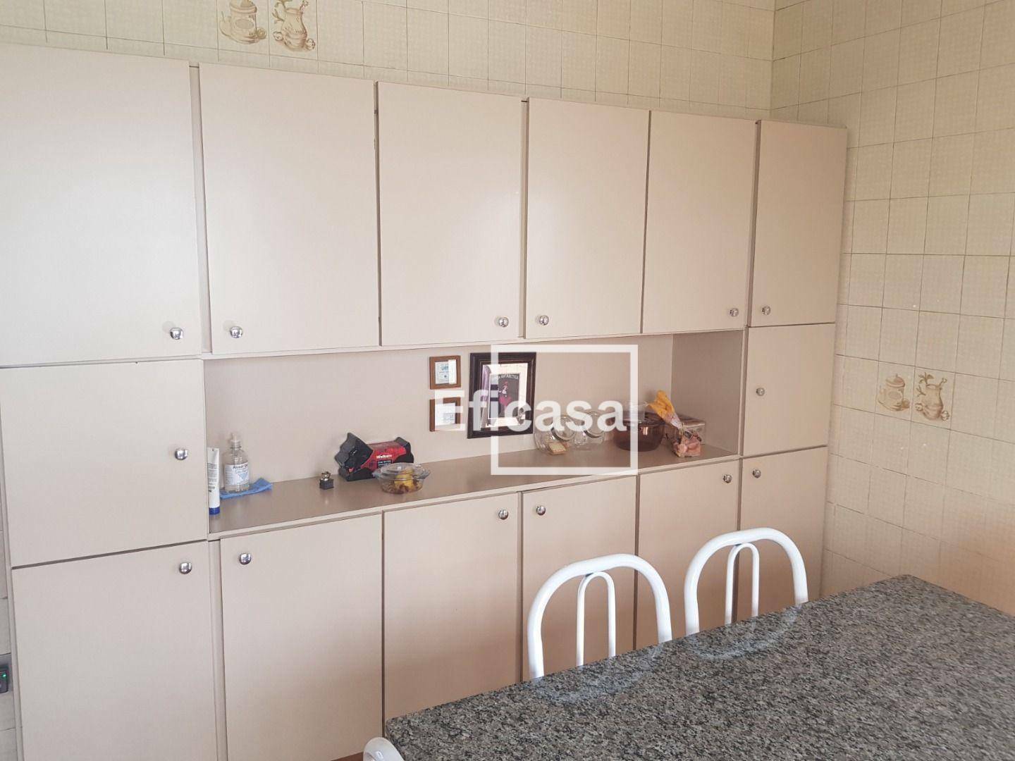 Casa à venda com 4 quartos, 350m² - Foto 4